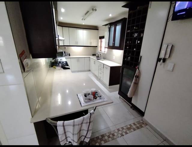 5 BEDROOM HOUSE FOR SALE IN UMHLANGA CENTRAL